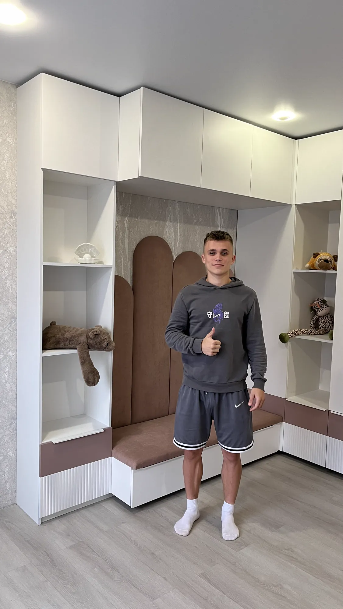 Масштаб гарнитура — стеллажи, антресоли и мягкая зона отдыха