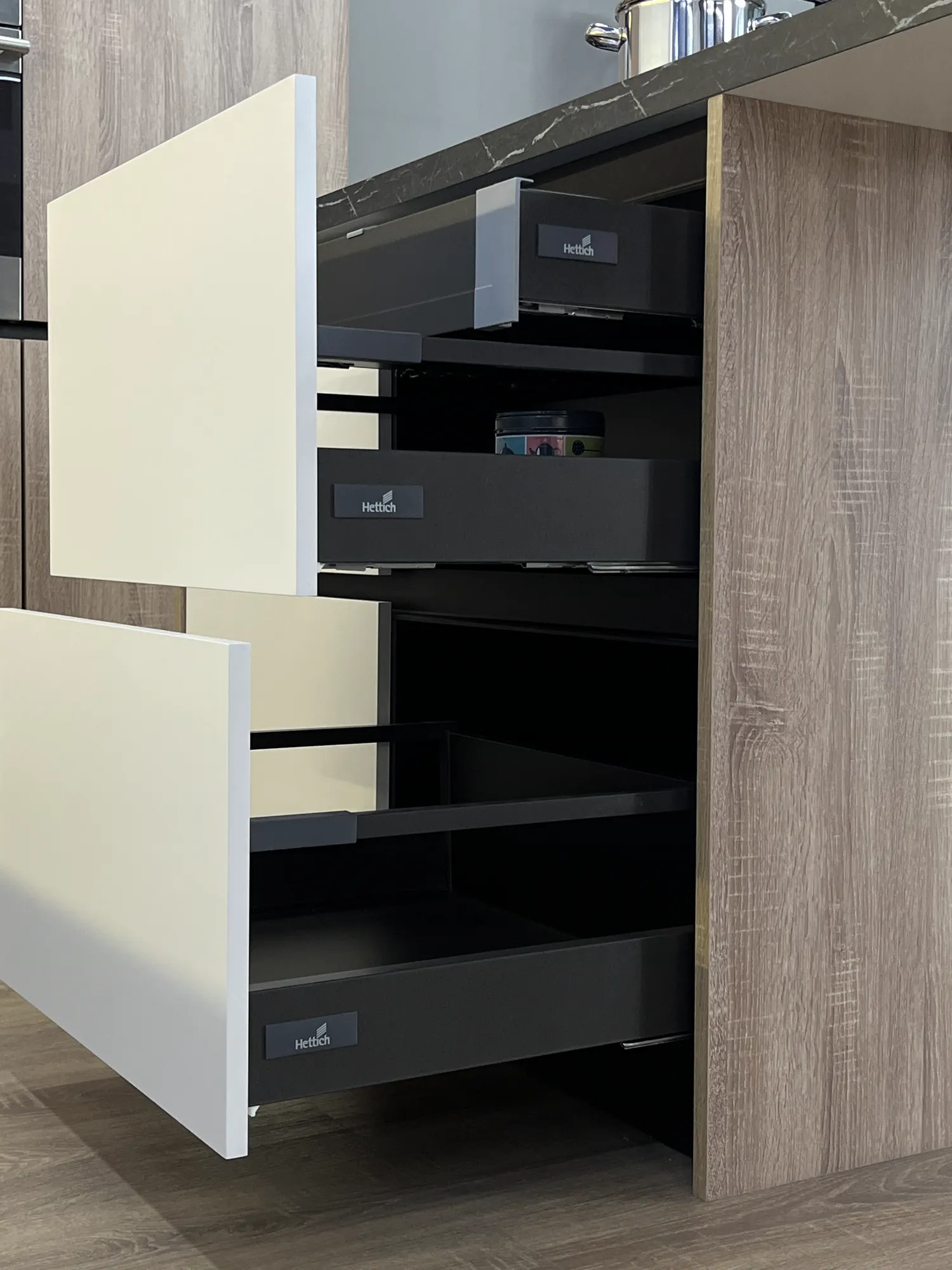 Выкатные ящики Hettich — продуманное наполнение